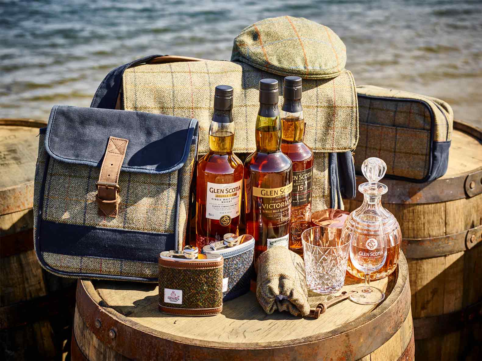 Flessen whisky en likeur op een houten vat