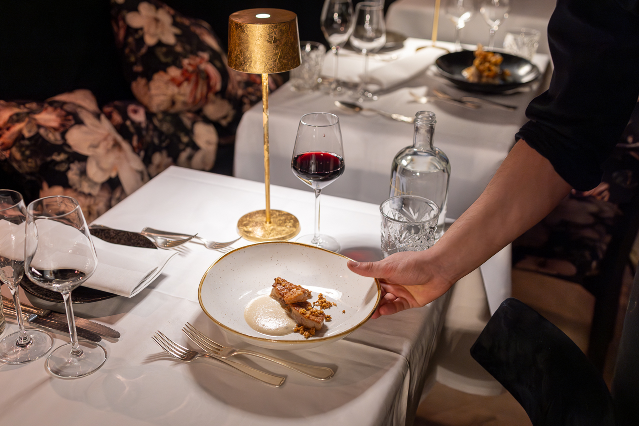 Gedekte tafel met wijn bij Bistro Aragosta
