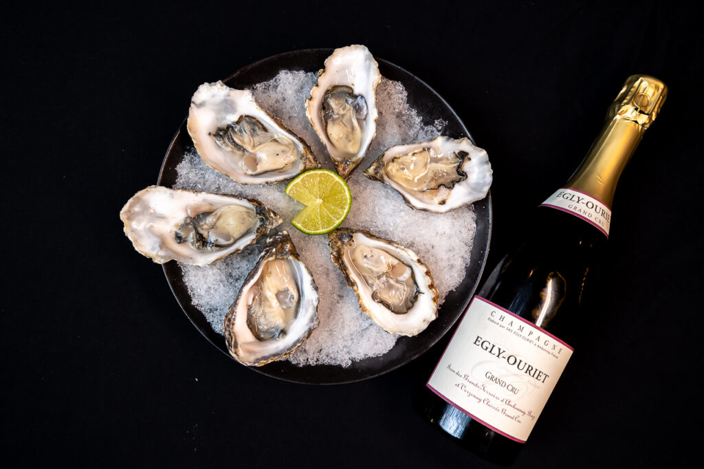 Oesters met een fles champagne bij Bistro Aragosta