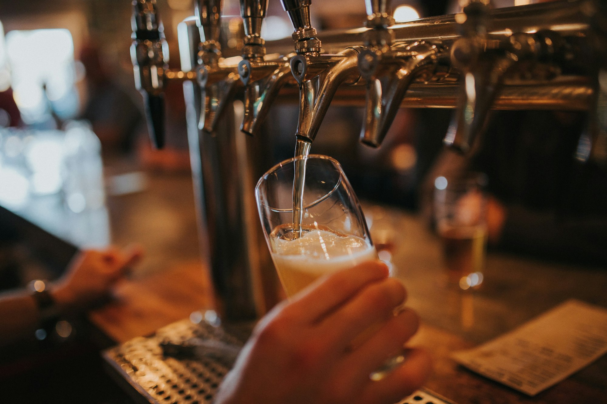 Bier wordt getapt aan de bar