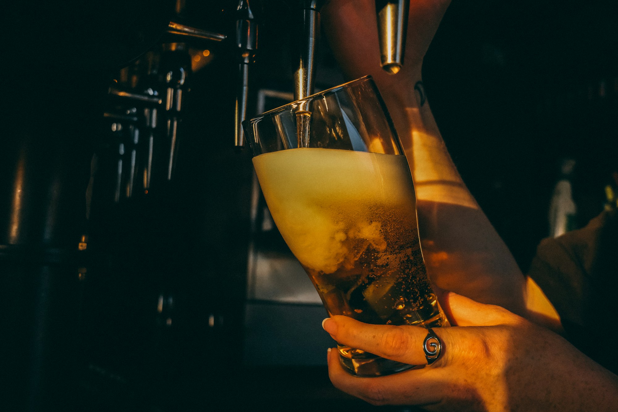 Vers bier wordt getapt in een glas
